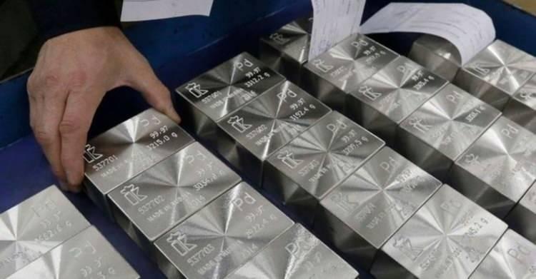 <p>Ons gümüşte 23.30 kritik direnç seviyesi. Çarşamba gününe kadar bu sıkışmanın devam edeceğini tahmin ediyorum. Gram gümüş 19.31 lira. Bu tarafta tutunmayı sürdürüyor. Altın ve gümüş gramı dolar destekli yükseliyor. Dolar nereye, altın ve gümüşün gram fiyatı o tarafa. Dolar kurunu takip etmeye devam ediyoruz o yüzden.</p>