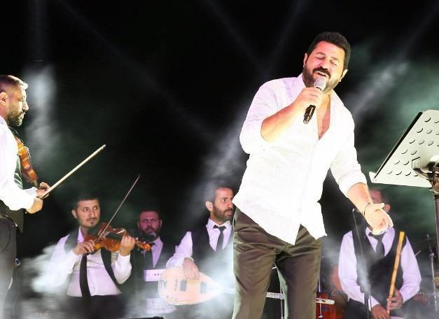 <p><span style="color:#000000"><strong>Gelen yorumların ardından sessizliğini bozan ünlü şarkıcı, sosyal medya hesabından paylaşımda bulunarak kendisini savundu.</strong></span></p>
