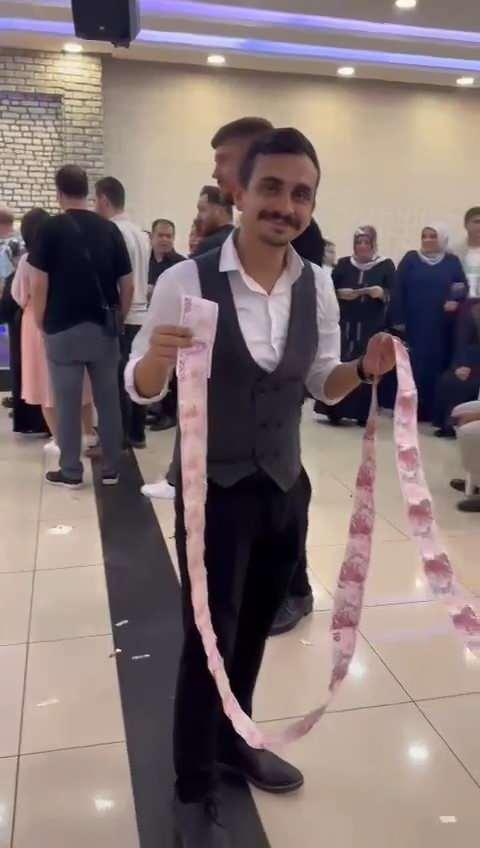 <p>Dakikalarca süren takı merasimi tüm paranın damada takılmasıyla son buldu.</p>