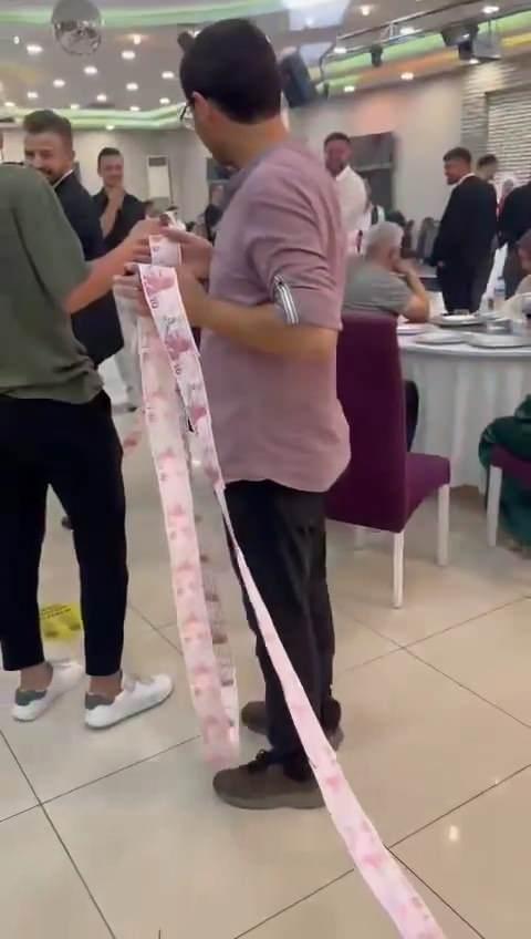 <p>Sosyal medyada binlerce kişi tarafından beğenilen görüntülere yorum yağarken; damadın arkadaşları takılan altın düğün hediyeleri haricinde "eğlence olsun^" diye bu organizasyonu da ayrıca düzenlediklerini söyledi.</p>