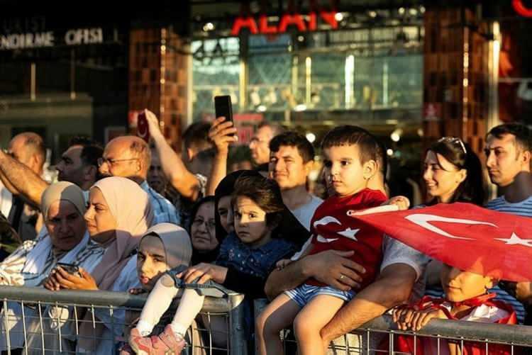 <p>Duygu dolu anların yaşandığı etkinlik boyunca vatandaşlardan bazıları cep telefonlarıyla fotoğraf çekti.</p>