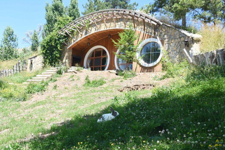 <p><span style="color:#000000"><strong>Şirket, telif hakkı kendilerine ait olan Hobbit isminin kullanılması nedeniyle işletmeye ihtarname gönderdi.</strong></span></p>