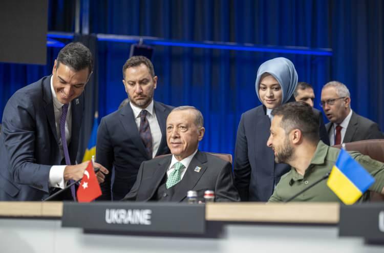 <p>Zelenskiy, toplantıda Cumhurbaşkanı <a href="https://www.milliyet.com.tr/haberleri/recep-tayyip-erdogan" target="_blank">Recep Tayyip Erdoğan</a> ve İngiltere Başbakanı Rishi Sunak'ın arasına oturdu.</p>