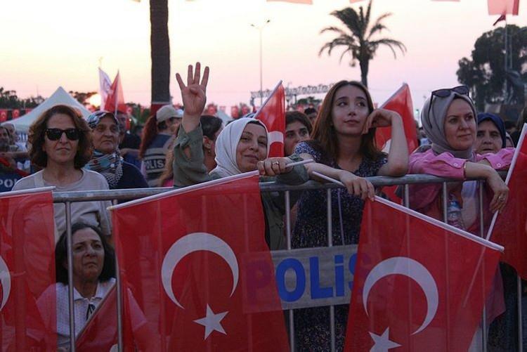 <p>İzmir'deki etkinliğe İzmir Valisi Yavuz Selim Köşger, Ege Ordusu Komutanı Korgeneral Kemal Yeni, İzmir Büyükşehir Belediye Başkan Vekili Mustafa Özuslu, AK Parti İzmir İl Başkanı Bilal Saygılı, MHP İzmir İl Başkanı Veysel Şahin ile AK Parti ve MHP milletvekilleri katıldı.</p>
