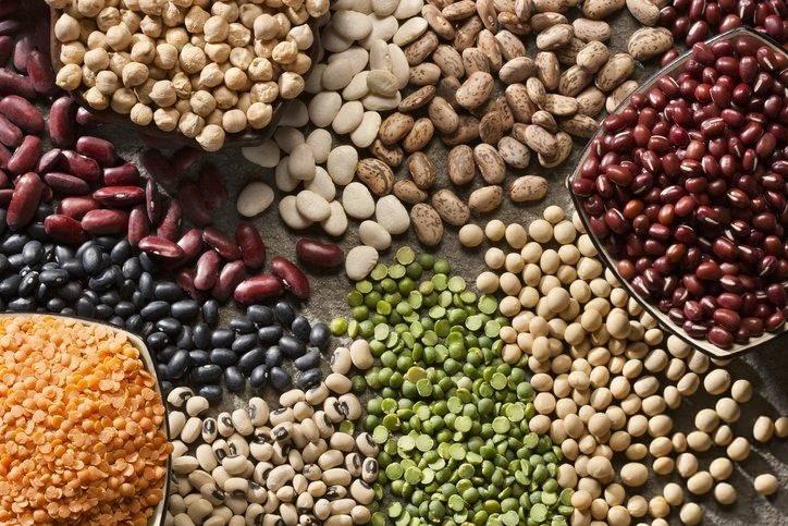 <p><span style="color:#0000FF"><strong>Uzman Diyetisyen Rhyan Geiger, mercimek, fasulye, kepekli tahıllar, meyveler ve sebzeler gibi en sağlıklı yiyecekleri yemenin kan basıncınızı düşürmeye yardımcı olacağını söylüyor . </strong></span></p>