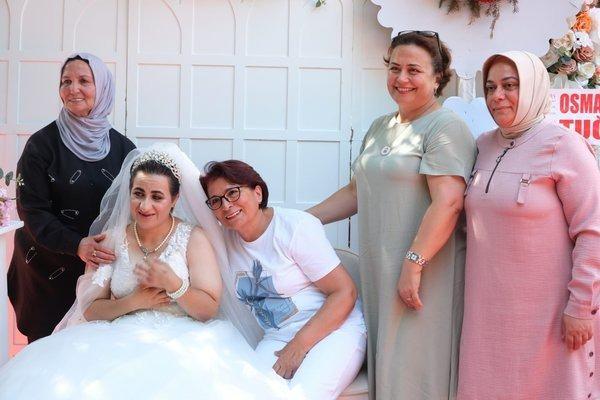 <p><span style="color:#000000"><strong>Gamze'ye güzel bir gelinlik alan ve bir kafede temsili bir düğün töreni düzenleyen komşular, hem Gamze hem de ailesine duygu seli yaşattı.</strong></span></p>