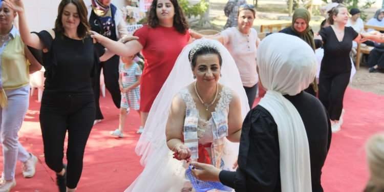 <p><span style="color:#000000"><strong>Gelinlik giydirilen Gamze'ye kafede gerçekleştirilen törende kına yakıldı, takı takıldı ve oyunlar oynandı.</strong></span></p>