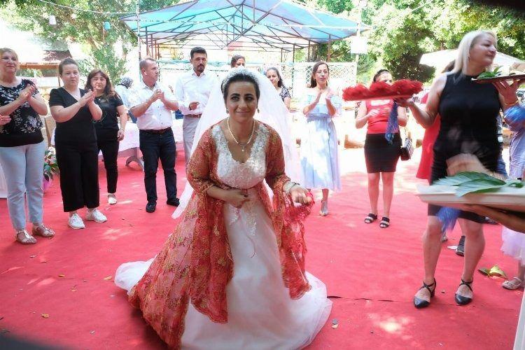 <p><span style="color:#000000"><strong>Genç kızın gelin olma hayalini öğrenen komşuları, ince bir davranışa imza attı.</strong></span></p>