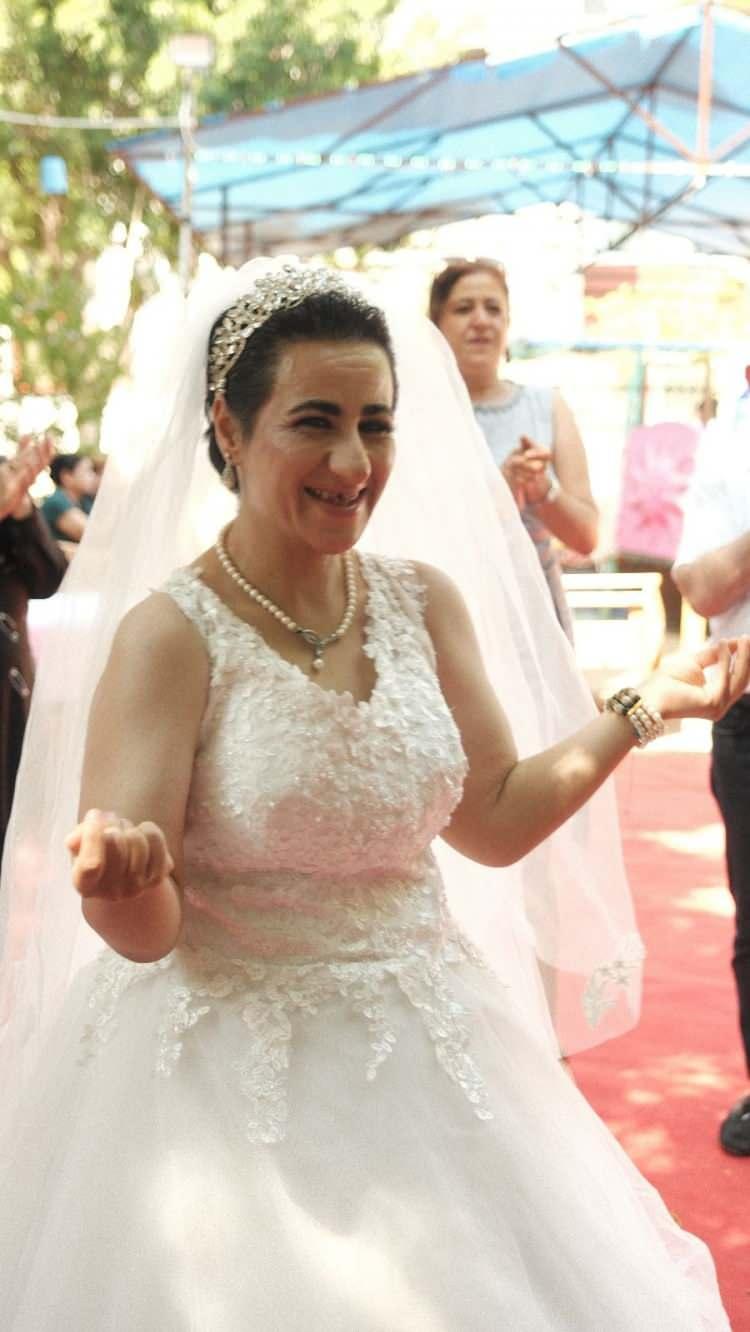 <p><span style="color:#000000"><strong>Komşularıyla tören boyuncu oyun oynayıp pistten inmeyen Gamze'nin mutluluğu sosyal medyada da büyük yankı uyandırdı.</strong></span></p>