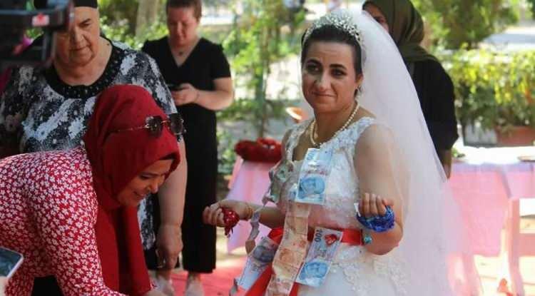 <p><span style="color:#FF0000"><strong>Tüm Türkiye'yi yasa boğan deprem felaketinde Adıyaman'daki evi yıkılan ve ailesiyle Mersin'in Tarsus ilçesine yerleşen zihinsel engelli Gamze Girişit'in en büyük hayalini yeni komşuları gerçekleştirdi. O anlar sosyal medya kullanıcılarına duygu seli yaşattı.</strong></span></p>