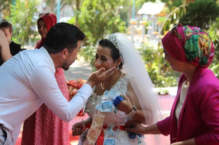 <p><span style="color:#000000"><strong>Gamze'nin ailesi de bu organizasyonu gerçekleştiren komşularına teşekkür etmeyi ihmal etmedi.</strong></span></p>

