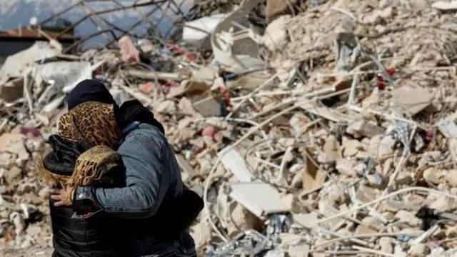 <p><span style="color:#000000"><strong>Depremden önce annesini kaybeden ve deprem sonrası Adıyaman'daki evlerinin yıkılması nedeniyle Mersin'in Tarsus ilçesine yerleşen zihinsel engelli Gamze Girişit'e yeni komşuları tarafından göz yaşartan bir sürpriz yapıldı.</strong></span></p>