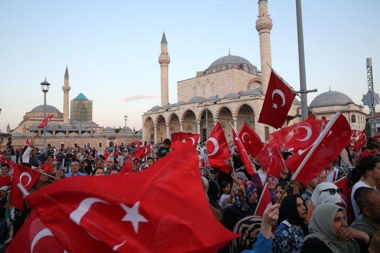 <p>Konya, Karaman, Aksaray ve Afyonkarahisar'da, 15 Temmuz Demokrasi ve Milli Birlik Günü dolayısıyla çeşitli etkinlikler yapıldı.</p>

<p> </p>

<p>Konya'daki anma etkinlikleri kapsamında vatandaşlar, mehteran takımı eşliğinde Mevlana Meydanı'na yürüdü. Burada toplanan kalabalık, Cumhurbaşkanı Recep Tayyip Erdoğan'ın İstanbul'daki "Türkiye Yüzyılı'nın Kahramanları" programında yaptığı konuşmayı dinledi.</p>
