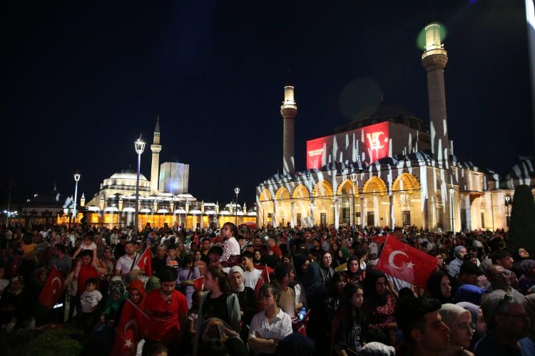 <p>Sultan Selim Camii Müezzini Ali Kıyak'ın Kur'an-ı Kerim tilavetinin ardından, "Türkiye Yüzyılı'nın Kahramanları" sinevizyon gösterimi yapıldı.</p>
