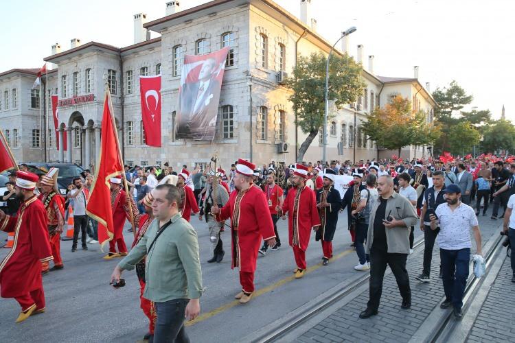 <p>Konya Valisi Vahdettin Özkan, burada yaptığı konuşmada, böyle aziz bir milletin mensubu olmaktan gurur duyduklarını söyledi.</p>

<p>Toplumun hissiyatına tercüman olmayan, toplumun geleneklerini taşımayan bir anlayışın kabul edilemez olduğunu ifade eden Özkan, "İnsanımızı iman, eğitim, Kur'an hizmeti diyerek kandıranların geldikleri noktayı hepimiz görüyoruz. Bizim medeniyetimizin özünde sevgi, barış, hoşgörü, adalet vardır." diye konuştu.</p>
