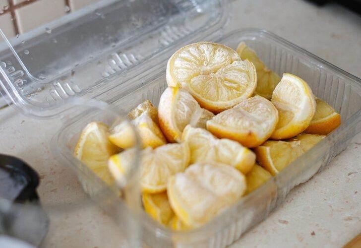 <p><span style="color:#000000"><strong>Bu sayede limonun içerisinde bulunan tüm vitaminlerden faydalanmış olursunuz.</strong></span></p>