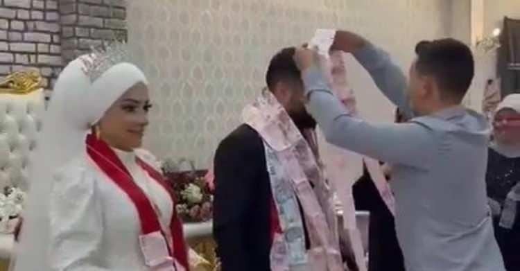 <p><strong>Bursa'da gerçekleşen bir düğünde gelin ve damada arkadaşları tarafından takılan takı  merasimi davetlileri hayrete düşürdü.  Dakikalarca süre takı merasiminde damadın arkadaşları tarafından yapılan sürpriz düğüne damga vurdu.</strong></p>
