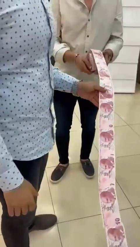 <p><strong>Damadın 10 arkadaşı, 10 TL'lik banknotları 45 metre uzunluğunda birleştirip takı merasimi ile birlikte arkadaşlarına hediye etmek için harekete geçti.</strong></p>
