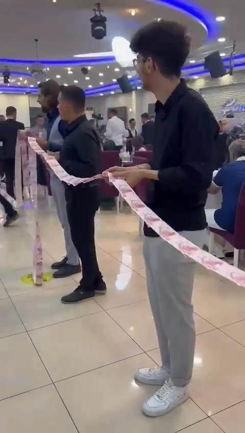 <p><strong>Düğün salonunun bir ucundan diğer ucuna uzayan 45 metrelik paraları gören davetliler şaşkınlıklarını gizleyemedi.</strong></p>
