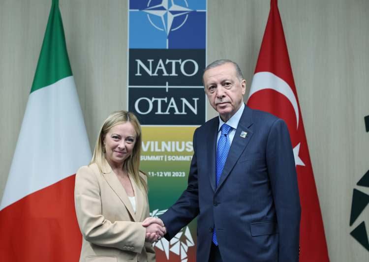 <p>Cumhurbaşkanı Recep Tayyip Erdoğan, Litvanya'nın başkenti Vilnius'ta düzenlenen NATO Devlet ve Hükümet Başkanları Zirvesi kapsamında İtalya Başbakanı Giorgia Meloni ile bir araya geldi.</p>
