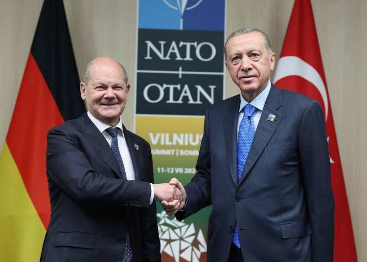 <p>Cumhurbaşkanı Recep Tayyip Erdoğan, NATO Devlet ve Hükümet Başkanları Zirvesi dolayısıyla bulunduğu Litvanya'nın başkenti Vilnius'ta Almanya Başbakanı Olaf Scholz ile bir araya geldi.</p>