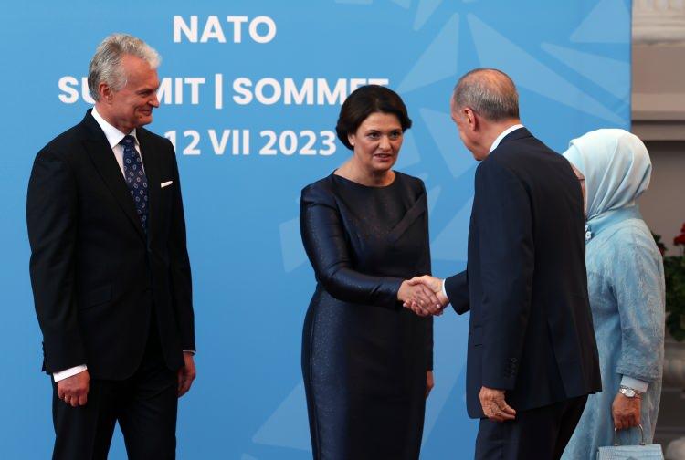 <p>NATO Zirvesi dolayısıyla Litvanya'nın başkenti Vilnius'taki Cumhurbaşkanlığı Sarayı'nda düzenlenen yemeğe Cumhurbaşkanı Recep Tayyip Erdoğan ve eşi Emine Erdoğan da katıldı. Cumhurbaşkanı Erdoğan ve eşi Emine Erdoğan, Litvanya Cumhurbaşkanı Gitanas Nauseda ve eşi Diana Nausediene tarafından karşılandı.</p>