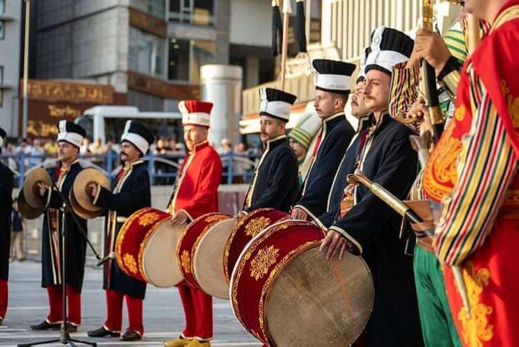 <p>Konseri dinlemeye gelenlerden Hasan Hüseyin Çöpel, 15 Temmuz darbe girişiminin yıl dönümü dolayısıyla düzenlenen etkinliklerden duyduğu gururu dile getirdi. Çöpel, 7 senedir düzenlenen tüm etkinliklere katıldığını belirterek, "Unutmadık, unutturmayacağız. Ülkemiz çok güzel yerlere geldi." dedi.</p>
