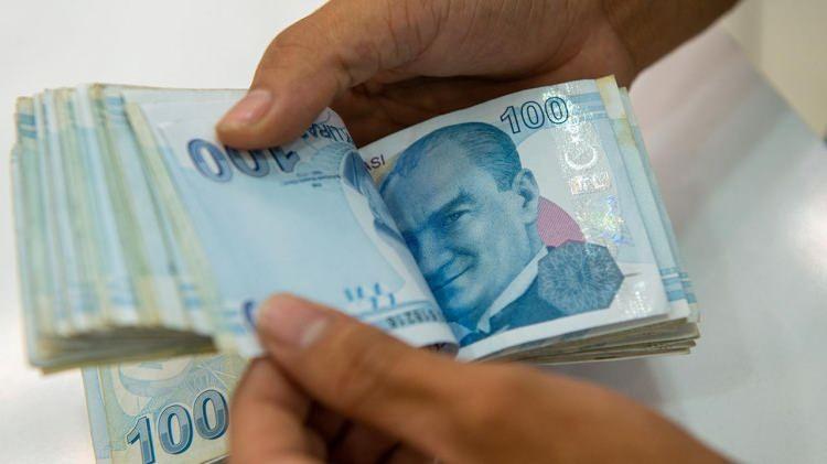 <p><strong>KÖK AYLIĞI 5 BİN 500 LİRA OLANIN MAAŞI ZAMLANDI MI?</strong></p>

<p>2023’ün ocak ayında 5.517 lira emekli aylığı alan bir emeklinin maaşı, nisan ayında alınan kararla 7.500 liraya yükseldi. Ancak bu temmuzda en düşük emekli aylığında artış olmadığı için yüzde 25’lik zam, ocak ayındaki 5.517 lira maaşa göre uygulanacak. Bu emeklinin maaşı 6.896 lira çıkacak. Bu tutar en düşük emekli aylığı olan 7.500 liradan düşük olduğu için emekli, temmuz ayında 7.500 lira maaş almaya devam edecek.</p>
