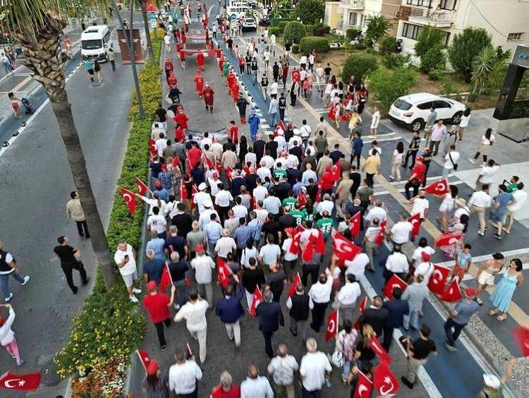 <p>Muğla Valiliği ile Gençlik Hizmetleri ve Spor İl Müdürlüğünce organize edilen etkinliğe Muğla Valisi Orhan Tavlı, AK Parti Muğla milletvekilleri Kadem Mete, Yakup Otgöz, Muğla Cumhuriyet Başsavcısı Oğuzhan Dönmez, FETÖ'nün hain darbe girişimi sırasında Cumhurbaşkanı Erdoğan'ın kaldığı otele düzenlenen saldırıda şehit düşen polis memuru Necip Cengiz Eker'in babası Nihat Eker, Muğla İl Jandarma Alay Komutanı Tuğgeneral Ali Gemalmaz, İl Emniyet Müdürü Süleyman Suvat Dilberoğlu, AK Parti İl Başkanı Gültekin Akça ile kurum müdürleri ve çok sayıda vatandaş katıldı.</p>