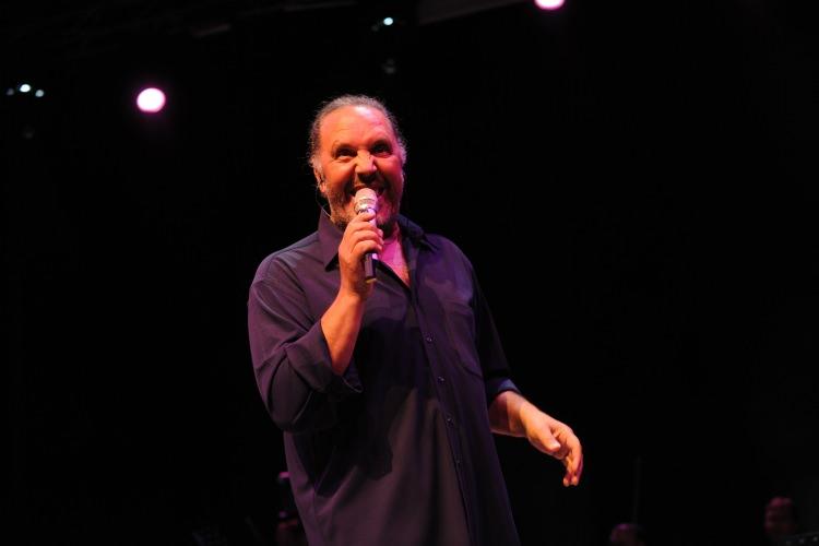 <p><span style="color:#000000"><strong>Aile a&ccedil;ısından yoksunlar. Avrupa ekonomik olarak zengin ama maneviyattan yoksun. Ne kadar zengin olursa olsun, annelerini, babalarını huzurevine bırakıyorlar. Bu kabul edilemez bir durum benim i&ccedil;in. Annem Alzheimer hastasıydı, onu huzurevine koymadım. Eşimle evimizde baktık. B&ouml;yle g&ouml;rd&uuml;k biz. Geleneklerimiz &ccedil;ok &ouml;nemli, ailemden b&ouml;yle g&ouml;rd&uuml;m. Aile en kıymetli şey. Aile zenginliktir."</strong></span></p>
