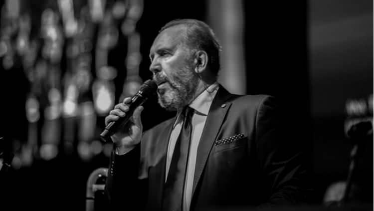 <p><span style="color:#FF0000"><strong>"BENİM &Uuml;LKEM CENNET Hİ&Ccedil;BİR ŞEYE DEĞİŞMEM"</strong></span></p>

<p><span style="color:#000000"><strong>T&uuml;rkiye'ye olan sevgisini dile getiren &uuml;nl&uuml; sanat&ccedil;ı, "&Uuml;lkemiz &ccedil;ok &ouml;zel, bana milyonlar verseniz yurt dışında bir daha yaşamam. Yıllarca Avrupa'da yaşamış biri olarak s&ouml;yleyeyim, ne iş yaparsanız yapın orada sen Avrupalı değilsin. Başka bir Avrupalı'yı senden &ouml;ne koyuyorlar her konuda. Dışlanma duygusunu &ccedil;ok hissediyor orada yaşayan T&uuml;rkler. Yurt dışına gitmek isteyen akrabalarıma da s&ouml;yl&uuml;yorum; "Gidin bir iki sene yurt dışında yaşayın sonra gelip T&uuml;rkiye'nin toprağını &ouml;persiniz" diye. Benim &uuml;lkem cennet, hi&ccedil;bir şeye değişmem." diyerek s&ouml;zlerini s&uuml;rd&uuml;rd&uuml;.</strong></span></p>
