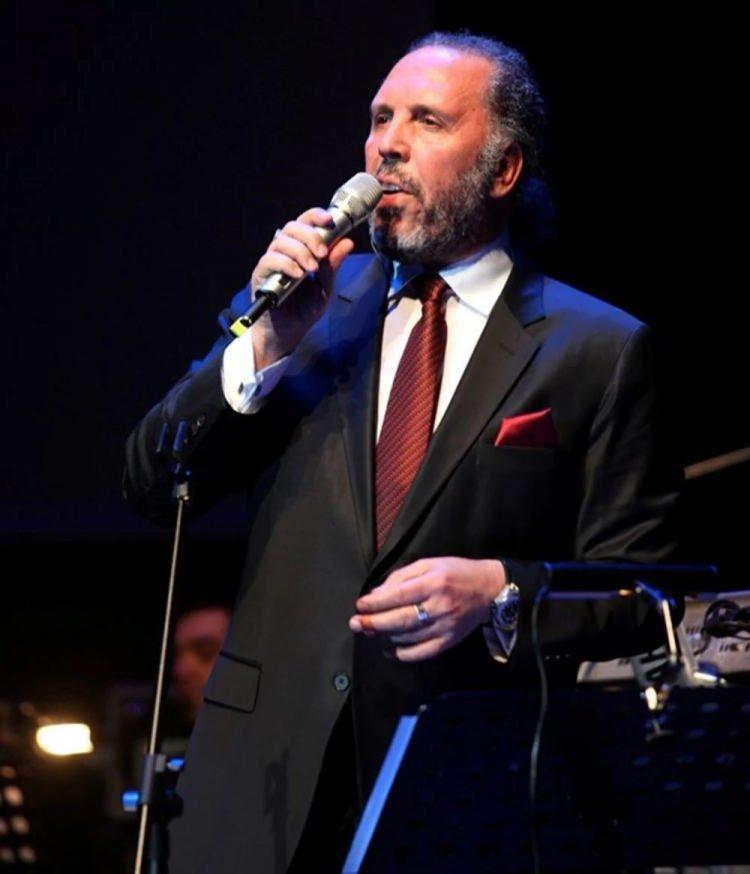 <p><em><span style="color:#8B4513"><strong>"Eşim uzaktan akrabamdır. Tanışıyorduk ama ben o dönemler evliydim Norveç'te. Boşandıktan sonra da rahmetli annem "Seni Mehlika ile düşünüyorum" diye bir teklifte bulundu. Sonrasında düğünde karşılaştık, dans ettik. Fotoğraf çektirmiştik o gece. Düğün sonrası Norveç'e döndüğümde ona aşık olduğumu hissettim. 'Yol Verin a Dostlar' şarkısını da ona yazdım. Görücü usulü dediğimiz zaman yüzünü bile görmeden evlendim diye anlaşılmasın. Annem önerdi, ben de aşık oldum ve evlendim. Görücü usulü evlilikler artık daha uzun sürüyor. Büyükler daha tecrübeli olduğu için evlilik uyumunu daha iyi görüyor. Boşanmanın bu kadar arttığı bir süreçte iyi ki annemi dinlemişim diyorum."</strong></span></em></p>
