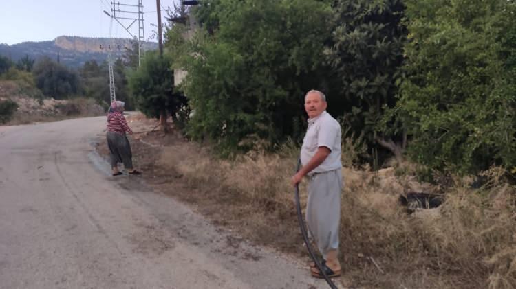 <p>Yangına karadan müdahale devam ederken, bölgeye yönlendirilen gece görüşlü helikopter de alevlere havadan müdahalede bulunuyor.</p>
<p> </p>