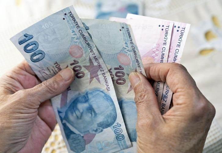 <p>Emekli maaşı zammı düzenlemesinin Resmi Gazete'de yayımlanmasının ardından zamlı maaşlar 17 Temmuz itibariyle hesaplara yatırılacak.</p>
<p> </p>