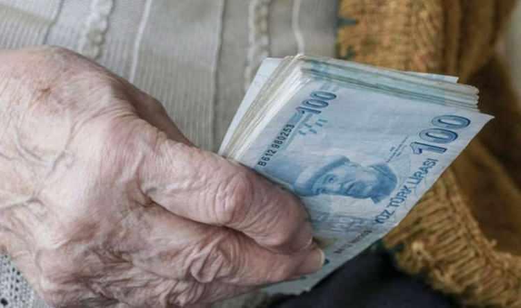 <p>Yeni düzenlemeyle birlikte en düşük emekli memur aylığı 7 bin 901 liradan 9 bin 877 lira olacak. İlk ödeme 15'inde memur emeklilerine yapılacak. SSK, Bağ-Kur emeklileri de 17 Temmuz ile 28 Temmuz arasında alacak.</p>
<p> </p>