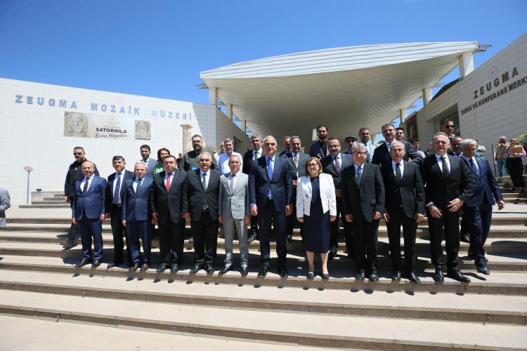<p><strong>"Her ayrıntıya çok büyük önem veriyoruz"</strong></p>
<p>Anadolu kökenli olduğu değerlendirilen eserler için Bakanlıkça binlerce arşiv belgesinin incelendiğini, yoğun çalışmalarla belge ve deliller toplandığını anlatan Ersoy, şöyle konuştu:</p>
<p>"Bu detaylı çalışmaların ardından soruşturmalarla ilişkili onlarca eserin ülkemize iadesi sağlanmıştır. Bunların arasında Burdur İli Bubon Antik Kenti'nden yağmalanan bronz Lucius Verus ve Septimius Severus Heykeli, Perge kökenli lahit parçaları, Kiliya tipi idoller yer almaktadır. ABD ile yürüttüğümüz bu iş birliği kapsamında ilerleyen zamanlarda yeni iadelerin de sağlanmasını bekliyoruz. Çok yakın zamanda bunlar da gerçekleşecek inşallah. Farklı ülkelerden son 20 yılda 12 bin 16 eserin iadesini sağlamış bulunuyoruz. Bu sahada, masa başında ve mahkeme salonunda verilen mücadelenin ne kadar kararlı ve doğru şekilde yürütüldüğünün tartışılmaz göstergesidir. Uluslararası ve ikili ilişkilerin geliştirilmesinde olduğu gibi arkeolojik alanlar ve müzelerde güvenliğin arttırılmasından tutun da sınır ve gümrük kontrollerinde uzman bilgi paylaşımına kadar her konuya ve işleyişteki her ayrıntıya çok büyük önem veriyoruz."</p>
