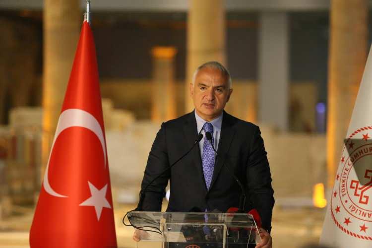 <p>O yüzden de zaten kaçakçılıkla mücadelede, define avcıları ile mücadelede en önemli olay alıcının yıldırılması, o açıdan çok başarılı bir süreç yönetildi. Şimdi artık bunun etkisini, gücünü daha da artırarak, daha geniş alanlara, dünyanın birçok ülkesine bu protokolleri yayarak iyice imkansız hale getirmeye çalışıyoruz. Bu geçmişimize vefa borcumuz ve gelecek kuşaklarımız için yerine getirmekte kararlı olduğumuz çok ciddi bir sorumluluktur."</p>
<p>Ersoy, iade sürecinin olumlu neticelendirilmesine vesile olanlara teşekkür ederek, hem tarihi eser kaçakçılığının önlenmesinde hem de yurt dışından eser iadesi süreçlerinde birbiri ardına başarılı çalışmalar gerçekleştiren birim çalışanlarını kutladı.</p>