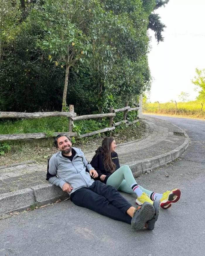 <p><span style="color:#000080"><strong>Ünlü çiftin paylaşımlarını yorumlara kapatmaları da dikkat çekti.</strong></span></p>