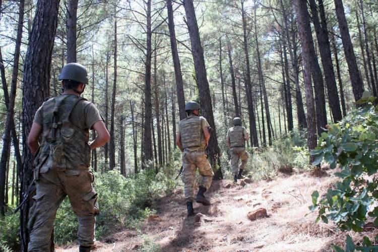 <p>Cumhurbaşkanı Erdoğan’ın açıklama yaptıktan sonra ayrıldığı otele saldırı düzenleyen ve bir süre sonra kaçan 37 kişilik suikast timinin yakalanması için operasyon başlatıldı.</p>
