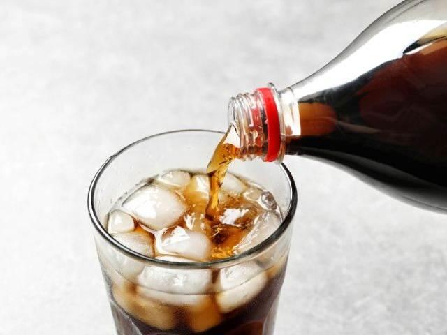 <p><span style="color:#000080"><strong>İlk 10 dakikada 10 &ccedil;ay kaşığı şeker dolaşım sisteminize giriş yapar. Normalde bu kadar şeker insanın kusması i&ccedil;in tetikleyici iken, fosforik asit bu hissiyatı engelleyerek sizi kontrol altına alır.</strong></span></p>

<p>&nbsp;</p>
