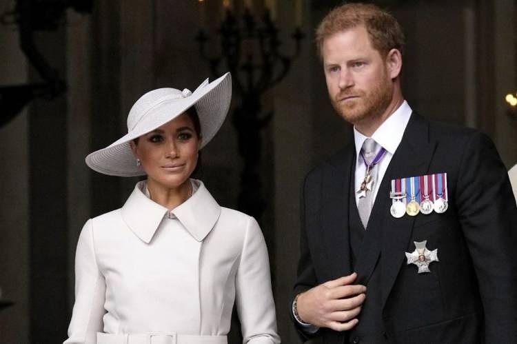 <p><span style="color:#000000"><strong>İngiliz Kraliyet Ailesinin asi çifti Prens Harry ve Meghan Markle, evlendikleri günden itibaren kraliyet ailesinin en büyük problemlerinden biri olarak sık sık gündeme geliyor. </strong></span></p>
