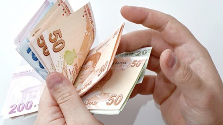 <p> Ayrıca 1-15 Temmuz arasında oluşan 15 günlük maaş farkı da yatırıldı. Kamu personeline 8 bin 77 liralık ilave ödeme ise yasal düzenlemenin yürürlüğe girmesiyle ek bordro olarak yansıyacak.</p>