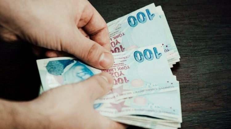 <p><strong>8.077 TL SEYYANEN ZAM</strong></p>
<p><br />
Memur maaşlarına ocak-haziran döneminde aldıkları maaşa yüzde 17.55 zam yapılacak ve bu tutara 8 bin 77 lira seyyanen zam eklenecek. En düşük memur maaşı 11 bin 848 liradan 22 bin 17 liraya çıkacak. </p>