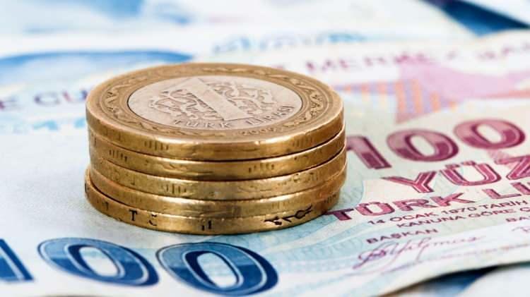 <p>En düşük memur emeklisi aylığı yüzde 25'lik artış sonrası 9 bin 877 lira olarak uygulanacak. Kamu çalışanlarının maaşlarına yapılan seyyanen zam memur emeklilerinin aylık, ikramiyelerine yansımayacak. Ayın başında aylıklarını alan memur emeklilerine yüzde 25 zamdan oluşan fark da önümüzdeki günlerde yatacak.</p>
