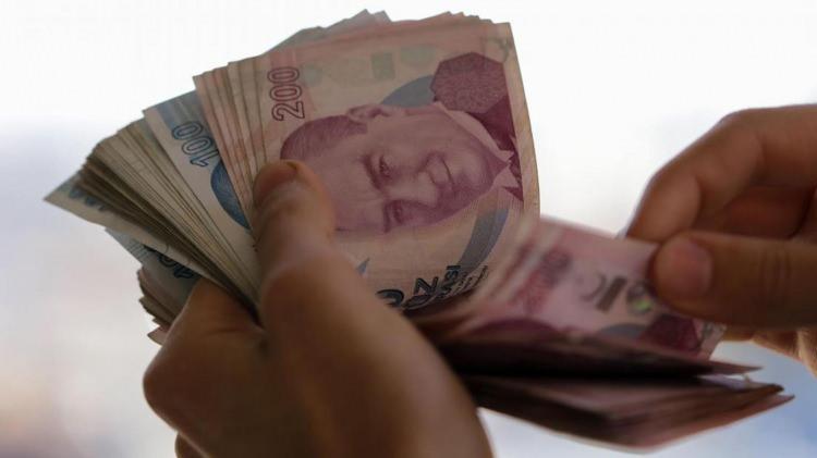 <p>Kök aylığı 7.000 lira olanın aylığı 8.750 lira olacak. Kök aylığı 6 bin lira ve altında olanlar yıl sonuna kadar 7.500 lira alacak.</p>
