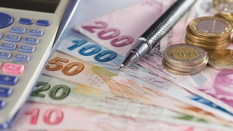<p><strong>KIDEM TAZMİNATI TAVANI 23.490 TL</strong></p>

<p><br />
Memur zammıyla beraber kıdem tazminatı tavanı 23 bin 490 lira oldu. Memur maaş katsayısındaki artışla birlikte hasta, yaşlı, engelli, yakınlarına bakanlara yapılan sosyal ödeme kalemleri de yükseliyor. </p>
