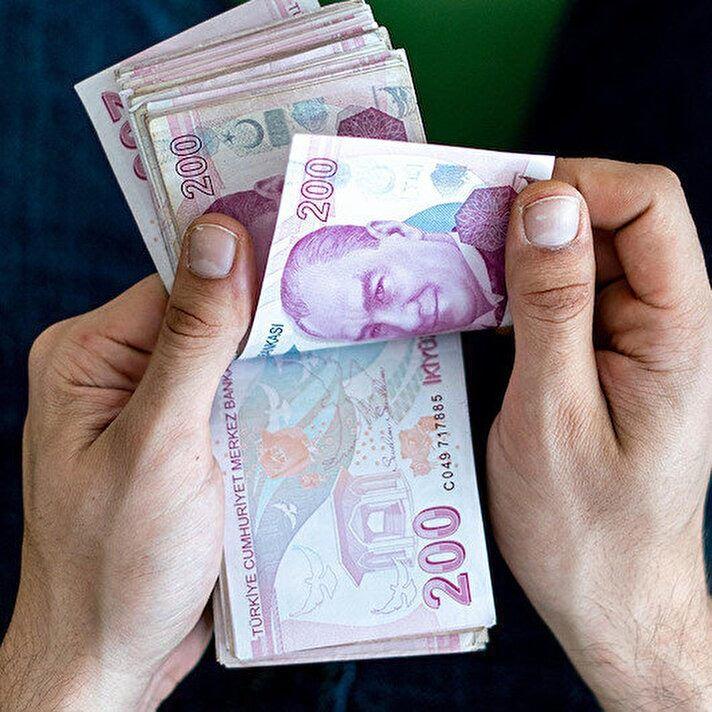 <p><strong>HİZMETLİNİN MAAŞI 20.376 TL</strong></p>
<p><br />
Üniversite mezunu (4/1) şube müdürünün 20 bin 724 lira olan maaşı 32 bin 451 liraya, üniversite mezunu memurun (9/1) 12 bin 632 lira olan maaşı 22 bin 938 liraya çıktı. Aile ve çocuk yardımı ödeneği hesabında çalışmayan eş ve 2 çocuk (0-6 yaş grubu ve diğer) esas alınmış bulunuyor. Kamuda çalışan hizmetlinin (15/1) maaşı 10 bin 464 liradan 20 bin 376 liraya, teknisyenin (9/1) maaşı 10 bin 142 lira artışla 11 bin 773 liradan 21 bin 915 liraya çıktı. Genel müdür maaşı 45 bin 548 liradan 61 bin 618 liraya, daire başkanlarının da 33 bin 511 liradan 47 bin 468 liraya çıktı.</p>