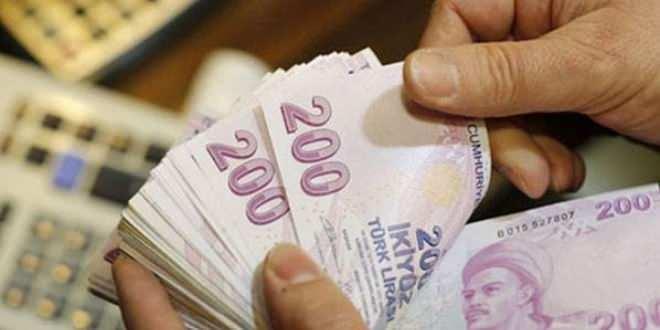 <p><strong>EMEKLİLERE YÜZDE 25 ZAM</strong></p>

<p><br />
Memurların ardından SSK, Bağ-Kur, memur emeklileri zamlı aylıklarını alacak. Bu kapsamdaki emekliler için daha önce yüzde 19.77 olan zam oranı da yüzde 25 uygulanacak. SSK'lılar emekli aylığını her ayın 17-26'sı arasında, Bağ-Kur'lular da 25-28'inde alıyor. Memur emeklileri temmuz aylığını 1-5 Temmuz arasında aldı. Burada oluşan fark da Sosyal Güvenlik Kurumu'nun (SGK) açıklayacağı tarihte hesaba yatacak. Yeni zamla birlikte SSK kök aylığı 6 bin 93 lira olan en düşük SSK (2008 öncesi) emeklisinin aylığı 7 bin 616 lira olacak. SGK emeklilerine tahsis numarasına göre maaşlar 9 olanlar her ayın 17'sinde, 7 olanlar 18'inde, 5 olanlar 19'unda, 3 olanlar 20'sinde, 1 olanlar ayın 21'inde yatacak.</p>
