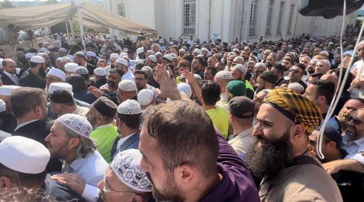 <p>Tedavi gördüğü hastanede dün hayatını kaybeden Menzil grubunun lideri Abdülbaki El Hüseyni’yi son yolculuğuna yaklaşık 250 bin kişi uğurladı.</p>