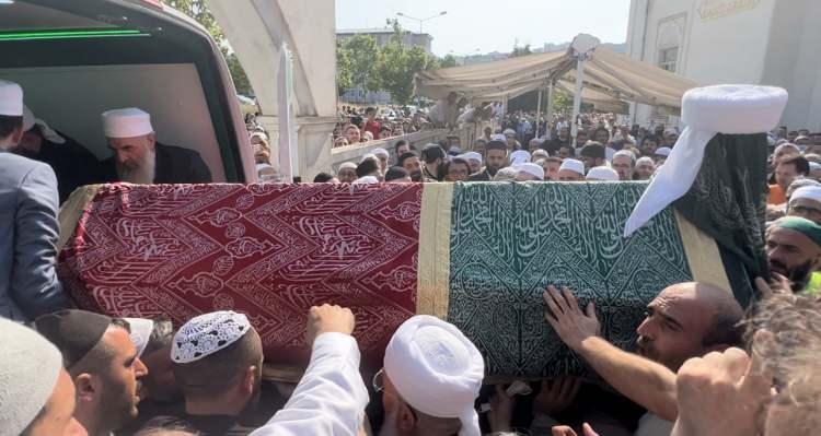 <p>İstanbul’da tedavi gördüğü hastanede dün saat 14.10’da hayatını kaybeden Menzil grubunun lideri Abdülbaki El Hüseyni’nin cenazesi karayoluyla Adıyaman’ın Kahta ilçesine bağlı Menzil köyüne getirildi.</p>